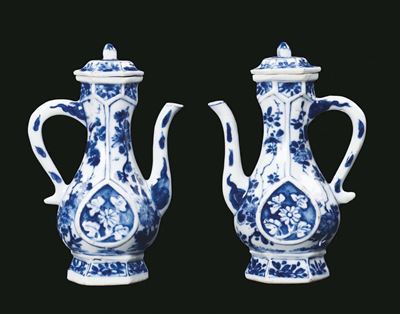 Coppia di Piccole Teiere in Porcellana Bianca e Blu con Decoro Vegetale, Cina, Dinastia Qing, Per...