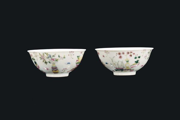 Coppia di ciotole in porcellana a smalti policromi con decori floreali, Cina, Dinastia Qing, XIX secolo