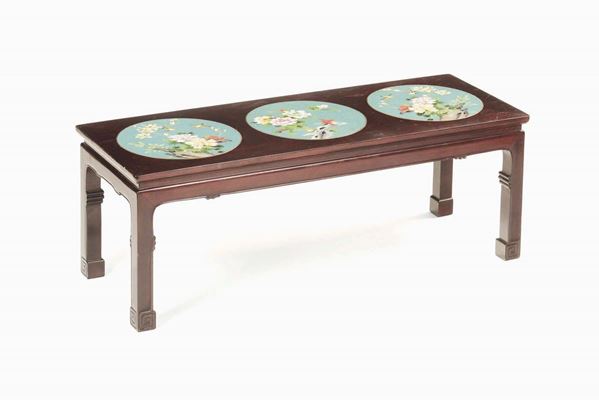 A homu wood tea table with three cloissonnè plates with floral decoration, China, early 20th century