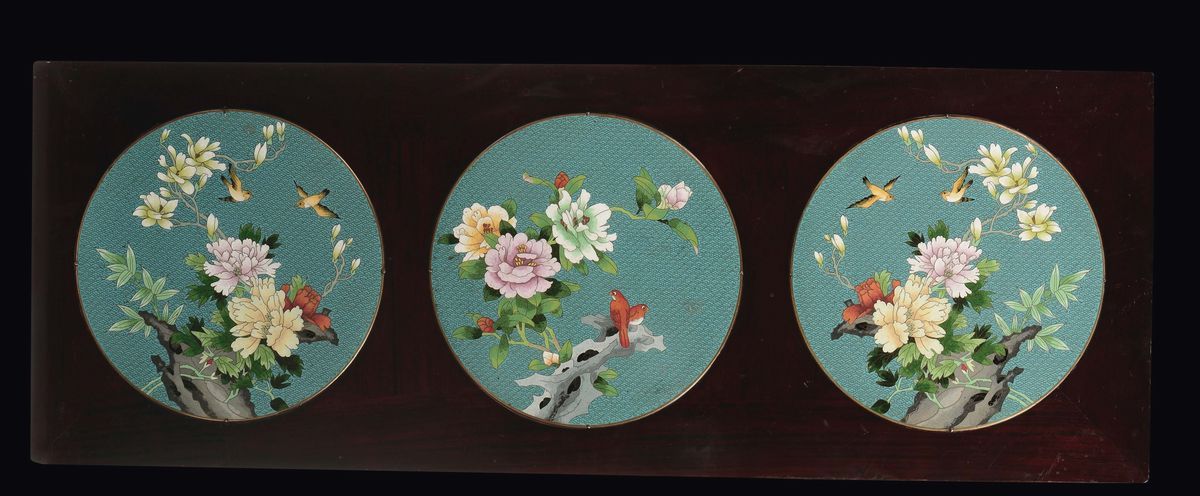Tavolino in Legno di Homu con Tre Placche Cloissonnè a Decoro Floreale, Cina, Inizio XX Secolo