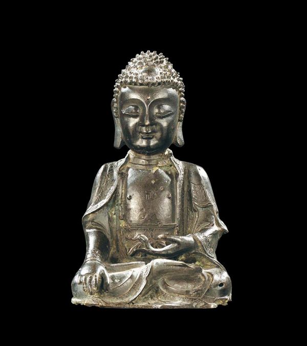 Figura di Buddha seduto in bronzo a patina scura, Cina, Dinastia Qing, XIX secolo
