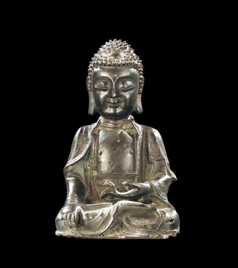 Figura di Buddha seduto in bronzo a patina scura, Cina, Dinastia Qing, XIX secolo  - Asta Chinese Works of Art - Cambi Casa d'Aste