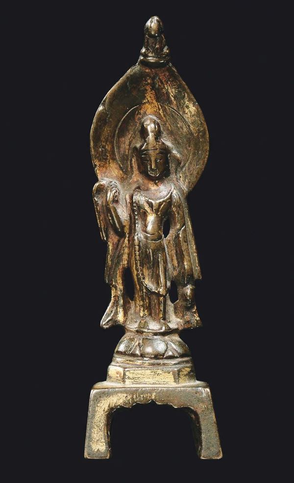 Piccolo Buddha eretto in bronzo parzialmente dorato, Cina, probabilmente Dinastia Wei (386-534)