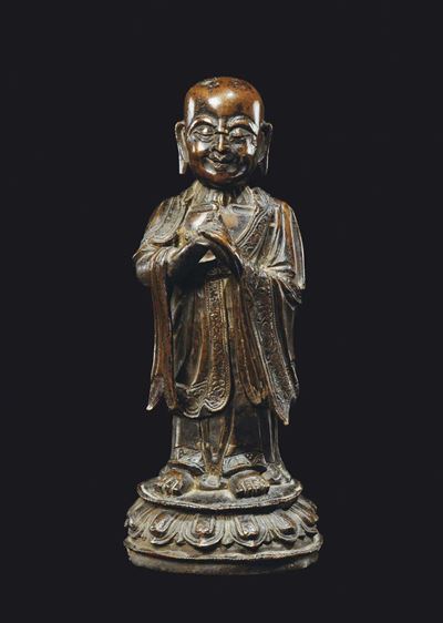 Figura di Luohan in Bronzo Eretto su Fiore di Loto, Cina, Dinastia Qing, XVIII Secolo