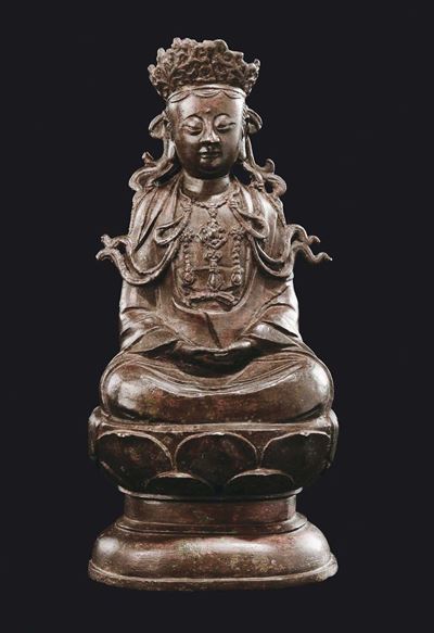 Figura di Guanyin su Fiore di Loto in Bronzo Brunito, Cina, Dinastia Ming, XVII Secolo