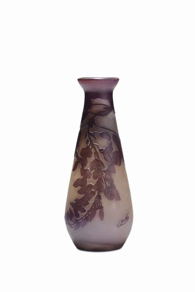Émile Gallé, Vaso soliflore in vetro rosso doppiato con decoro a cammeo floreale, Nancy, 1900 ca