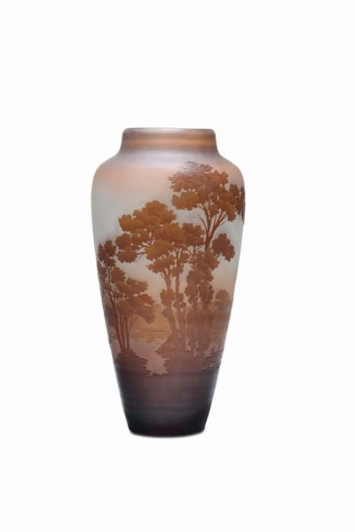 Émile Gallé, Vaso in vetro a cammeo con paesaggio lacustre, Nancy (1900 ca)