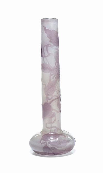 Émile Gallé, Nancy, Vaso a bulbo in vetro incolore doppiato in vetro viola lavorato a cammeo (ini...