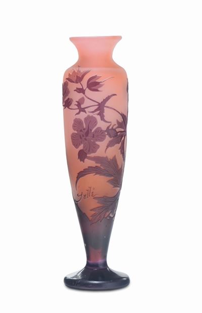 Émile Gallé, Vaso in vetro arancio doppiato in viola con decoro floreale a cammeo