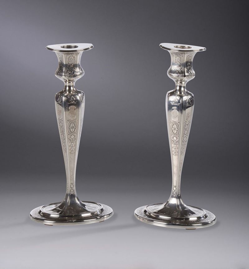 Coppia di candelieri in argento sterling, New York 1911, Tiffany & Co.  - Asta Argenti da Collezione e Objets de Vertu - Cambi Casa d'Aste