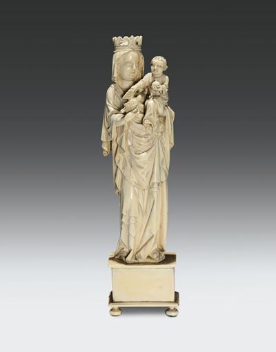 Scultura in Avorio Raffigurante Madonna con Bambino nei Modi del Gotico Francese, Francia XIX Sec...