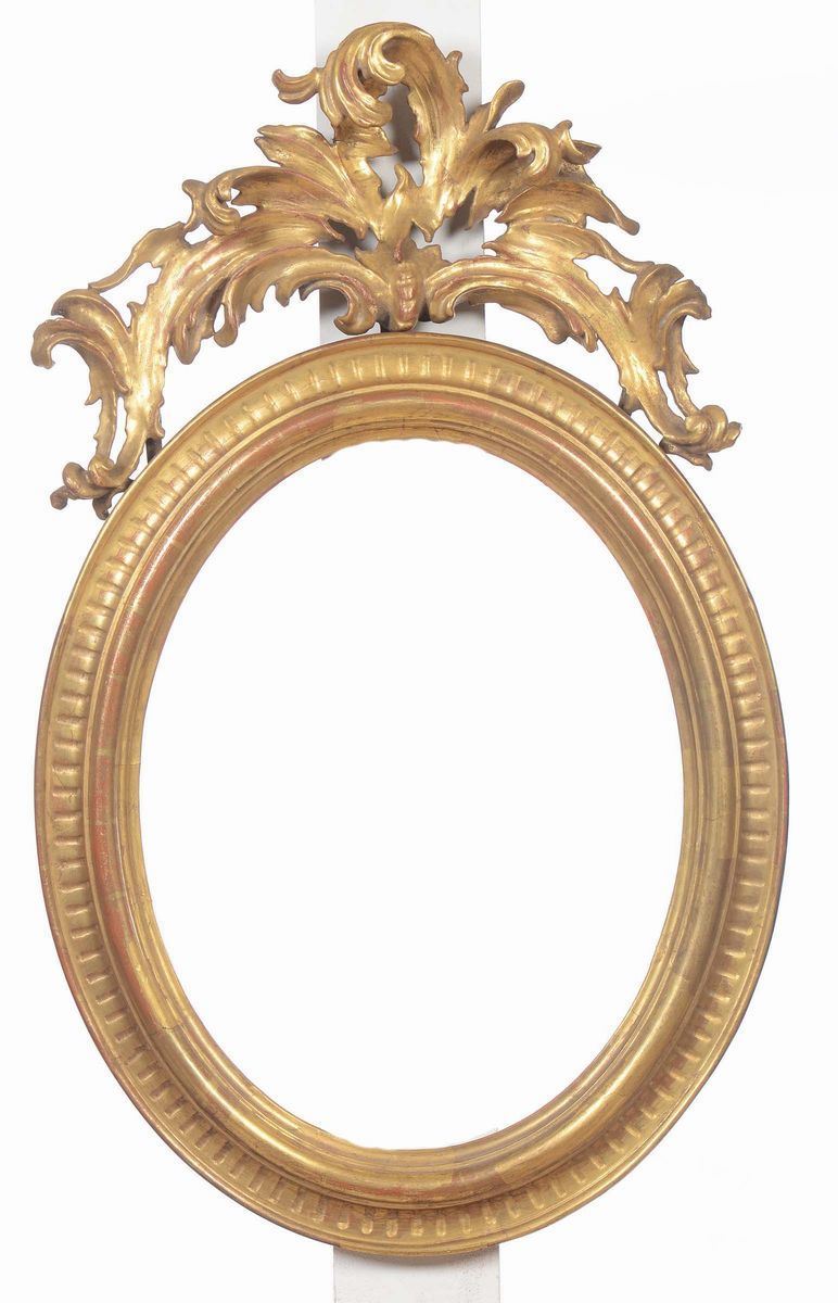 Cornice ovale con cimasa in legno intagliato e dorato,XIX secolo  - Asta Cornici Antiche - Cambi Casa d'Aste