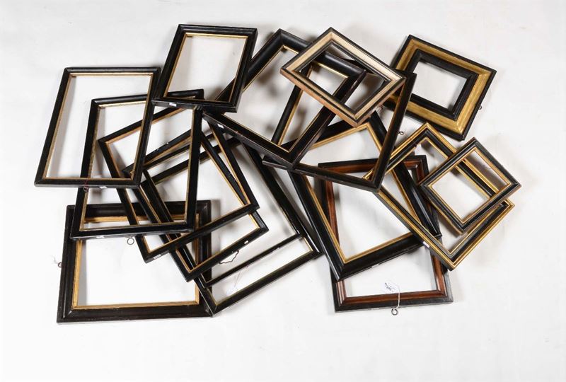 Lotto di sedici cornicette in legno ebanizzato con profili dorati, XIX-XX secolo  - Auction Fine Old Frames - Cambi Casa d'Aste
