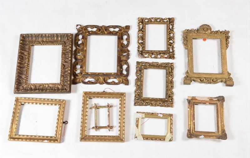 Gruppo di dieci cornicette dorate con fasce lavorate ed intagliate, XX secolo  - Auction Fine Old Frames - Cambi Casa d'Aste