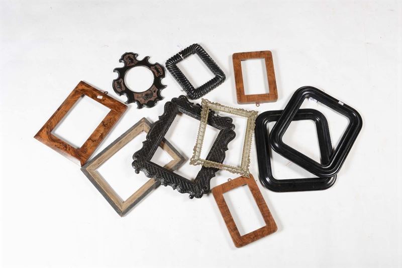 Gruppo di dieci cornicette dorate con decori differenti, XX secolo  - Auction Fine Old Frames - Cambi Casa d'Aste