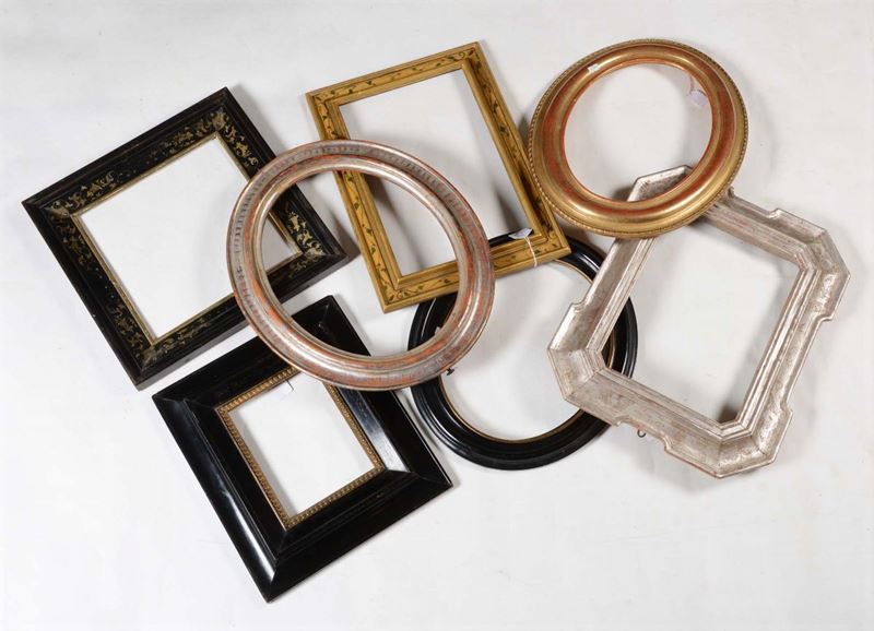 Gruppo di sette cornici con decori differenti ebanizzate, dorate e laccate di cui tre ovali  - Auction Fine Old Frames - Cambi Casa d'Aste