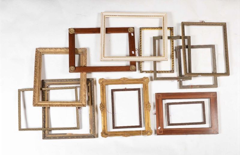 Gruppo di tredici cornici con decori differenti, tra cui alcune dorate  - Auction Fine Old Frames - Cambi Casa d'Aste