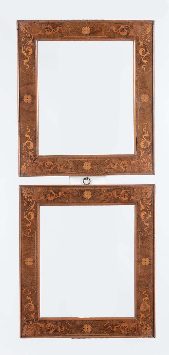 Coppia di cornicette neoclassiche in legno lastronato ed intarsiato