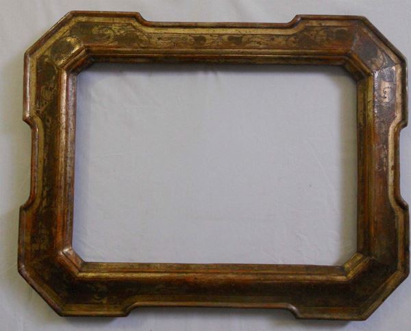 Due coppie di cornici a vassoio in legno dorato e inciso più una singola