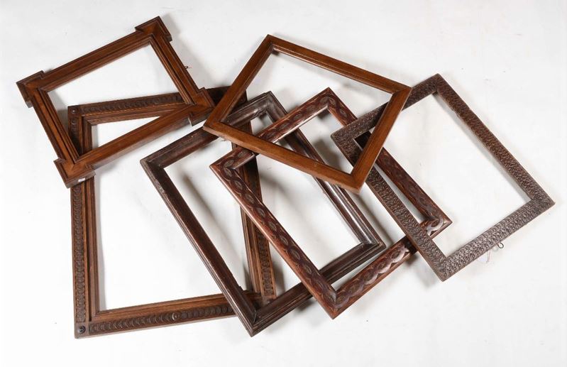 Gruppo di sei cornici in legno naturale intagliato, XIX-XX secolo  - Auction Fine Old Frames - Cambi Casa d'Aste
