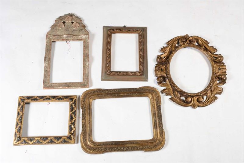 Lotto di cinque cornici in legno riccamente intagliato e dorato di cui una ovale e una con cimasa floreale  - Auction Fine Old Frames - Cambi Casa d'Aste