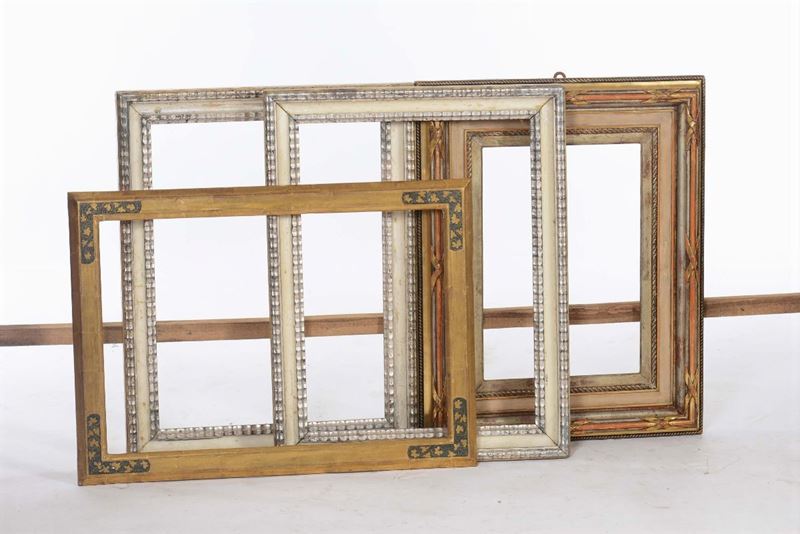Lotto di quattro cornici in legno dorato e laccato di cui una coppia con battuta bacellata, XX secolo  - Auction Fine Old Frames - Cambi Casa d'Aste