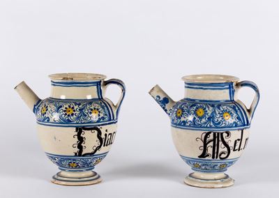 Coppia di Brocchette in Maiolica Policroma