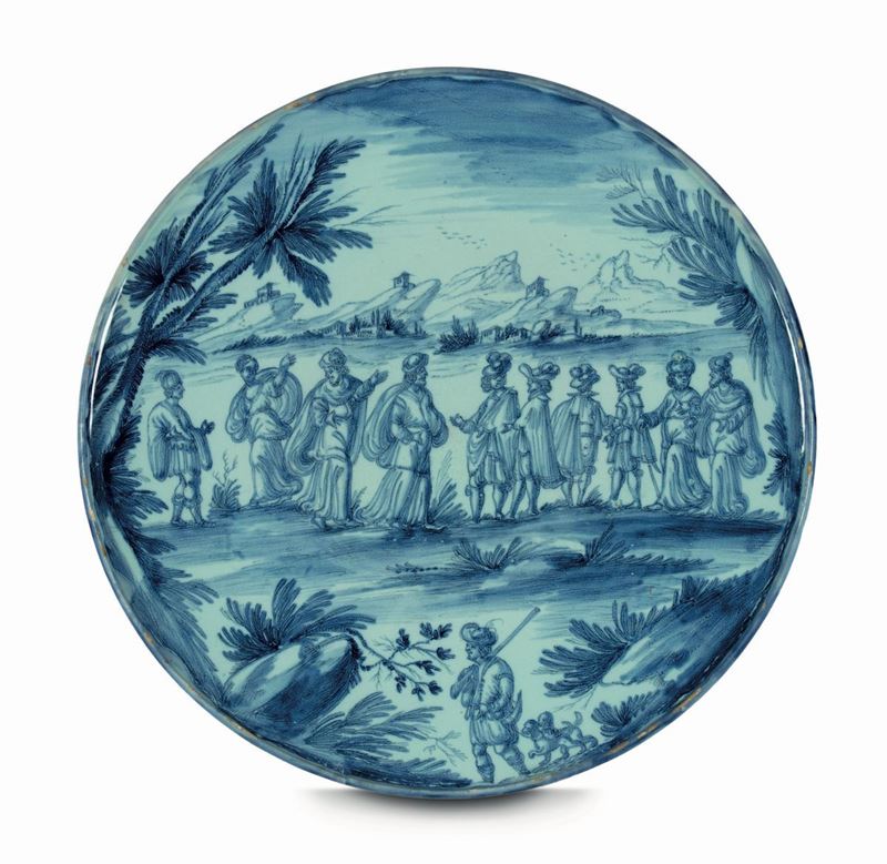 Alzatina tonda in maiolica dipinta in blu a motivi di paesaggi e figure. Manifattura di Savona, XVIII secolo  - Asta Importanti Oggetti e Arredi - Cambi Casa d'Aste