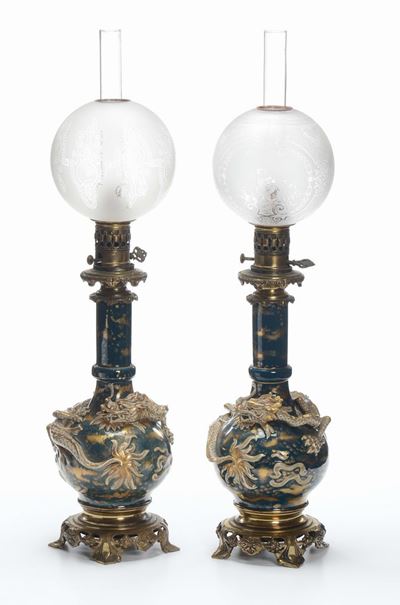 Coppia di Lampade Ad Olio in Ceramica Policroma e Vetro, XX Secolo
