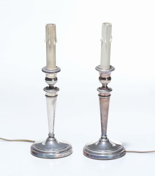Coppia di candelieri in metallo argentato, XX secolo