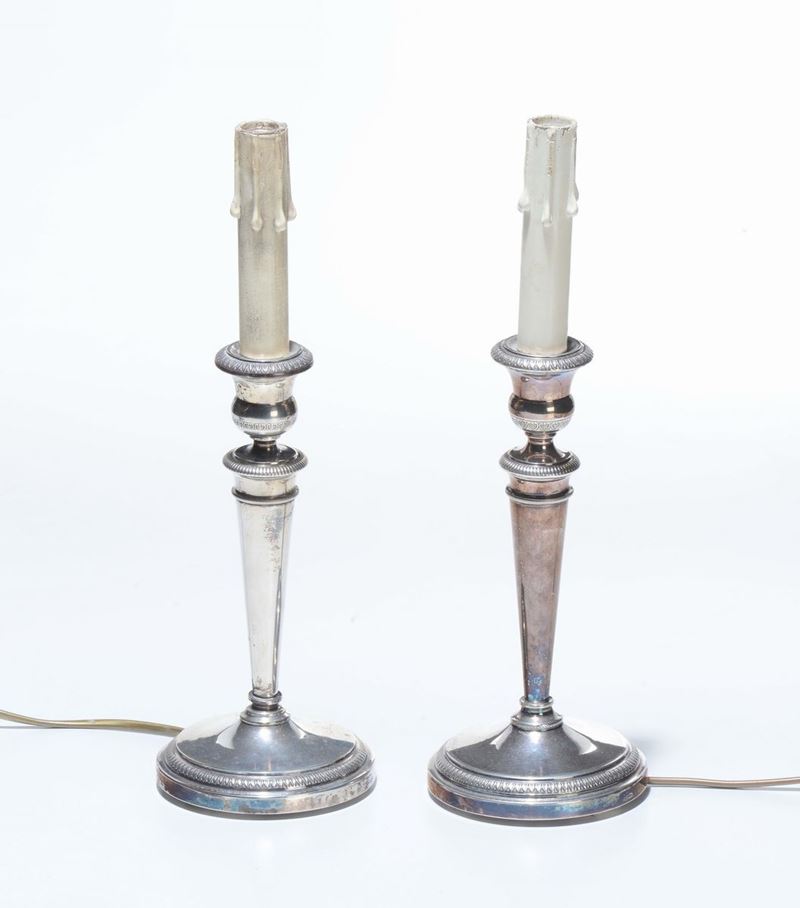 Coppia di candelieri in metallo argentato, XX secolo  - Asta Antiquariato - Cambi Casa d'Aste