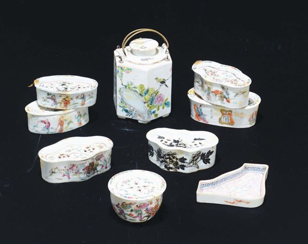 Lotto composto da alzate e vasetti in porcellana a smalti policromi, Cina, Dinastia Qing, XIX secolo