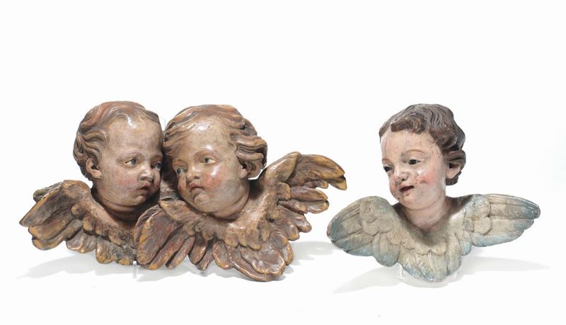 Tre testine di angioletti in legno intagliato e laccato, XVIII secolo  - Auction Fine Art - Cambi Casa d'Aste