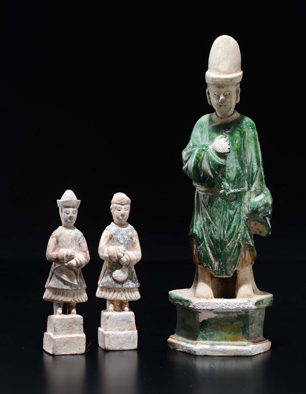Tre figure di dignitari in terracotta smaltata, Cina, Dinastia Ming, XVII secolo
