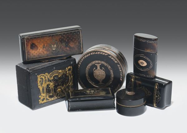 Lotto di tabacchiere in tartaruga e una in legno (o corno) decorate ad intarsio in oro e argento. Europa XVIII-XIX secolo
