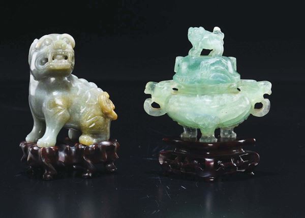 Lotto composto da un incensiere tripode con coperchio in giadeite ed un cane di Pho in giada verde e russet, Cina, XX secolo