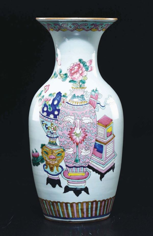 Vaso in porcellana a smalti policromi a decoro naturalistico, Cina, XX secolo