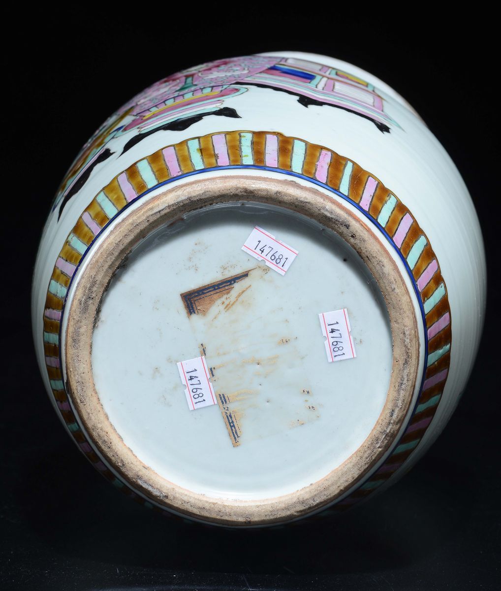 Vaso in Porcellana a Smalti Policromi a Decoro Naturalistico, Cina, XX Secolo