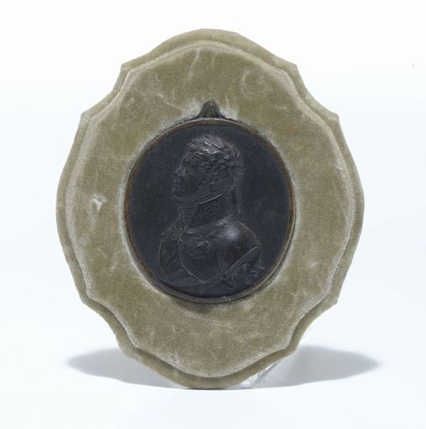 Medaglia circolare sbalzata con profilo di Napoleone, XIX secolo