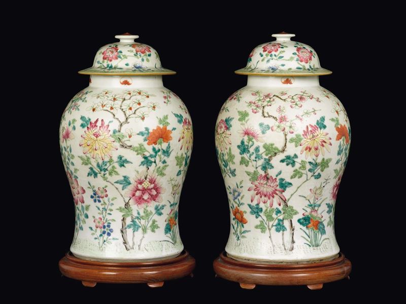 A pair of polychrome enamelled porcelain potiches and cover with flowers and bats, China, Qing Dynasty, 19th century  - Auction Fine Chinese Works of Art - Cambi Casa d'Aste