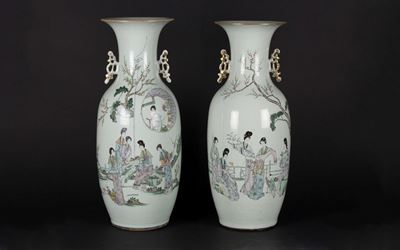 Coppia di Vasi in Porcellana a Smalti Policromi Raffiguranti Guanyin ed Iscrizioni, Cina, XX Seco...