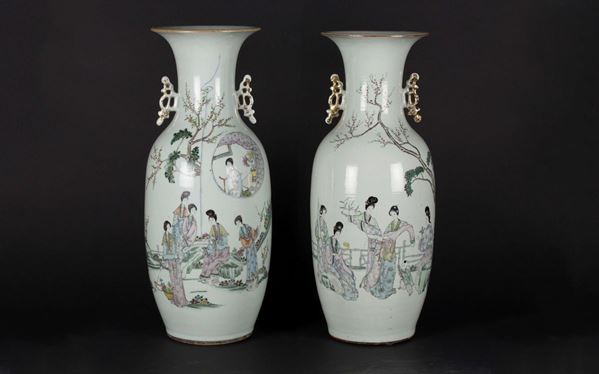 Coppia di vasi in porcellana a smalti policromi raffiguranti Guanyin ed iscrizioni, Cina, XX secolo
