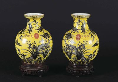 Coppia di Vasetti in Porcellana a Fondo Giallo a Decoro Vegetale con Iscrizione, Cina, XX Secolo