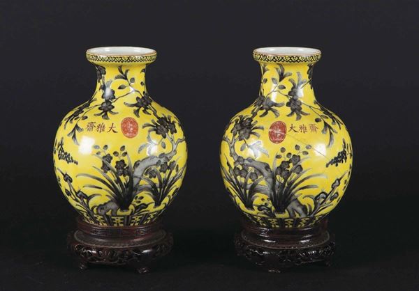 Coppia di vasetti in porcellana a fondo giallo a decoro vegetale con iscrizione, Cina, XX secolo