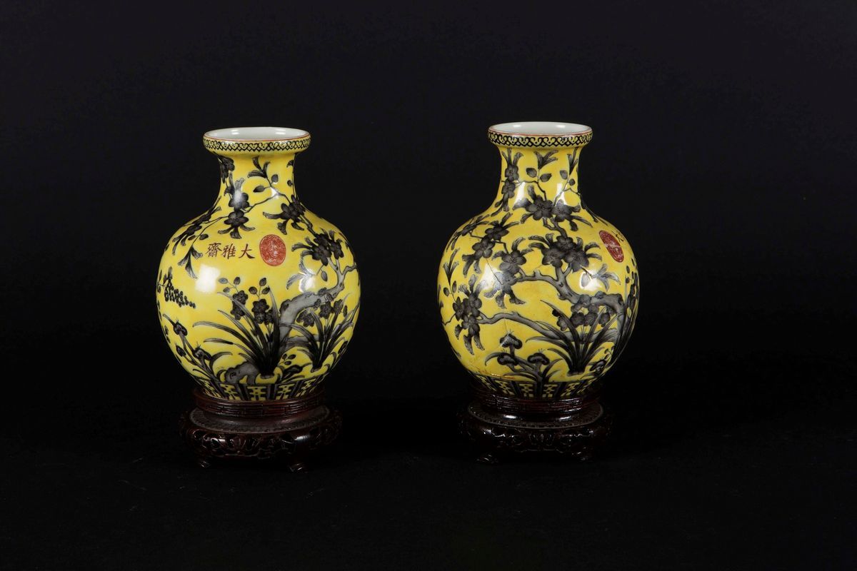Coppia di Vasetti in Porcellana a Fondo Giallo a Decoro Vegetale con Iscrizione, Cina, XX Secolo