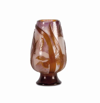 Émile Gallé, Nancy, vaso in vetro cammeo lucido con decoro di iris, 1900 ca