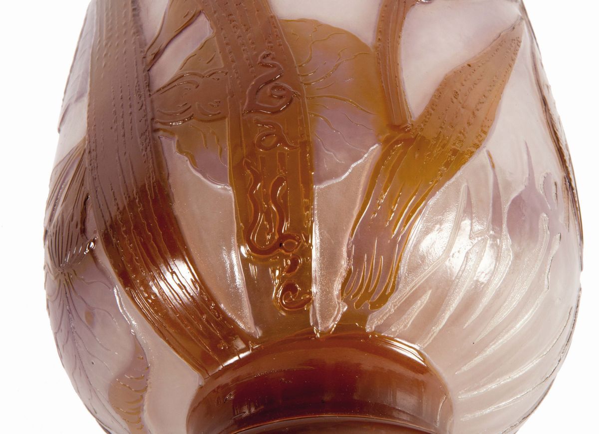 Émile Gallé, Nancy, vaso in vetro cammeo lucido con decoro di iris, 1900 ca