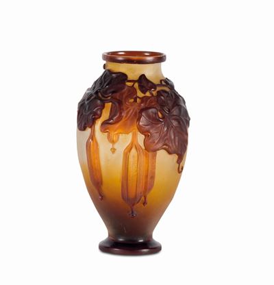 Émile Gallé, Nancy, Piccolo vaso in vetro “soufflé” con decoro a cammeo di foglie e bacche orient...