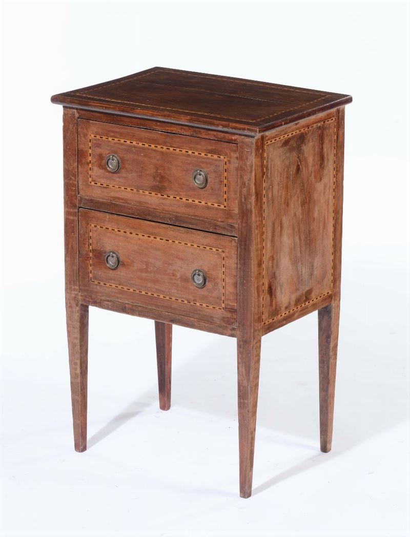 Comodino in legno lastronato ed intarsiato a due cassetti, XVIII-XIX secolo  - Auction Asta a Tempo Antiquariato - Cambi Casa d'Aste