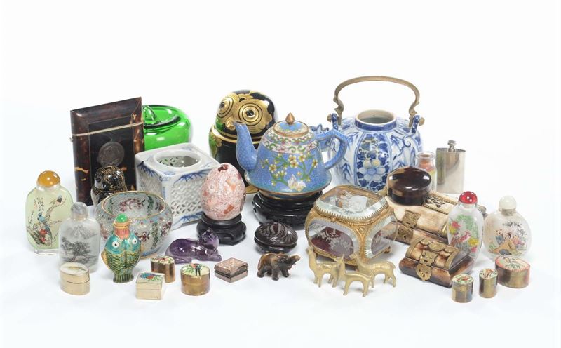 Lotto misto composto da snuff bottles, teiere e scatoline  - Auction Antique Online Auction - Cambi Casa d'Aste